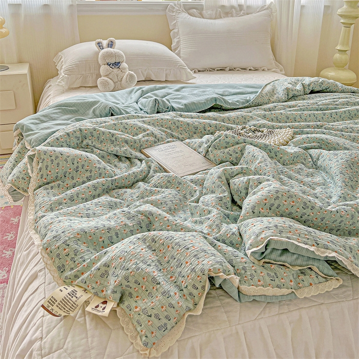 91家纺网 家纺一手货源 找家纺 艺菲阁家纺 2026爆款升级花边工艺双层纱夏凉被  奶蓝泡芙