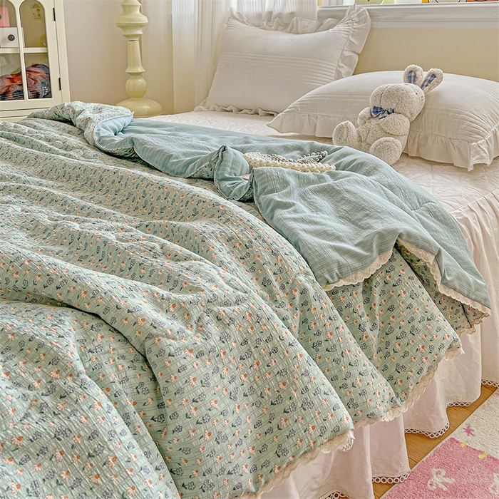 91家纺网 家纺一手货源 找家纺 艺菲阁家纺 2026爆款升级花边工艺双层纱夏凉被  奶蓝泡芙