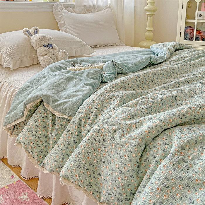 91家纺网 家纺一手货源 找家纺 艺菲阁家纺 2026爆款升级花边工艺双层纱夏凉被  奶蓝泡芙