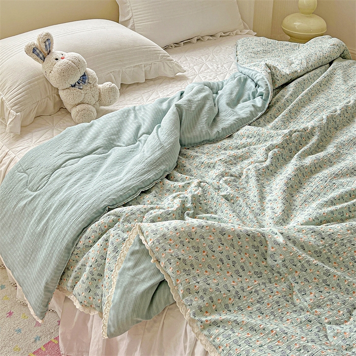 91家纺网 家纺一手货源 找家纺 艺菲阁家纺 2026爆款升级花边工艺双层纱夏凉被  奶蓝泡芙