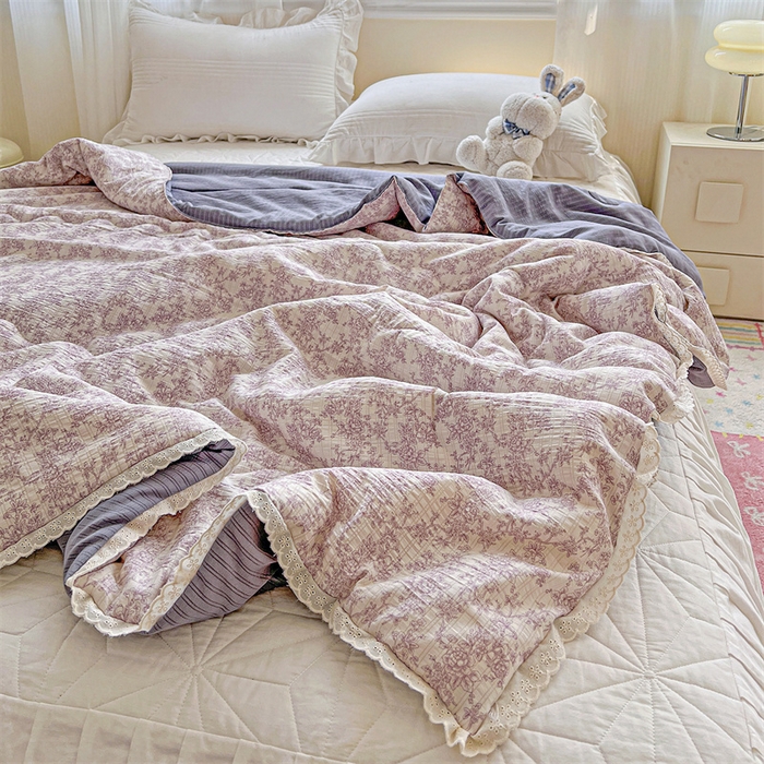 91家纺网 家纺一手货源 找家纺 艺菲阁家纺 2026爆款升级花边工艺双层纱夏凉被  紫丁香