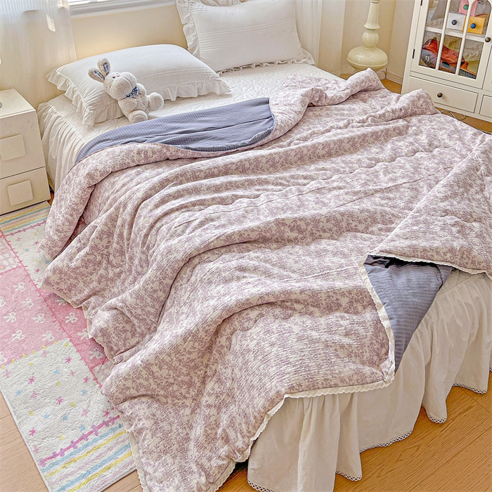 91家纺网 家纺一手货源 找家纺 艺菲阁家纺 2026爆款升级花边工艺双层纱夏凉被  紫丁香