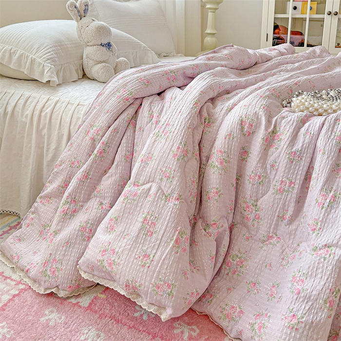 91家纺网 家纺一手货源 找家纺 艺菲阁家纺 2026爆款升级花边工艺双层纱夏凉被  紫陌