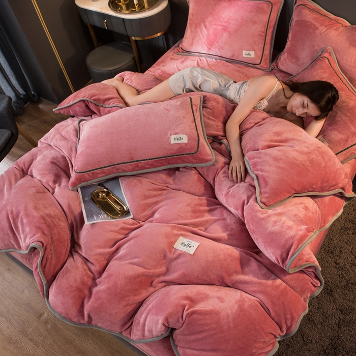 91家纺网 家纺一手货源 找家纺 栩裕纺织 2026新款网红爆款意式轻奢牛奶绒单被套被套单件被套单品 胭脂红