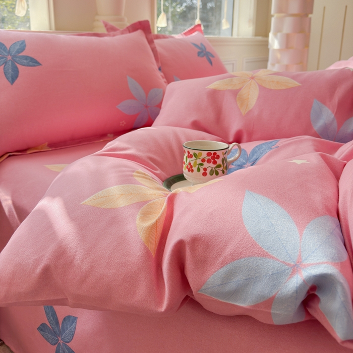 91家纺网 家纺一手货源 找家纺 佑佳家纺 2024新款磨毛印花植物羊绒单被套 花蔓梦境-粉