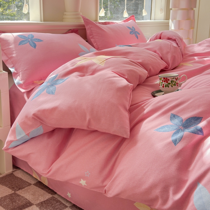 91家纺网 家纺一手货源 找家纺 佑佳家纺 2024新款磨毛印花植物羊绒单被套 花蔓梦境-粉