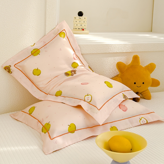 91家纺网 家纺一手货源 找家纺 良佐生活 2026新款60支天丝卡通枕套 苹果小熊