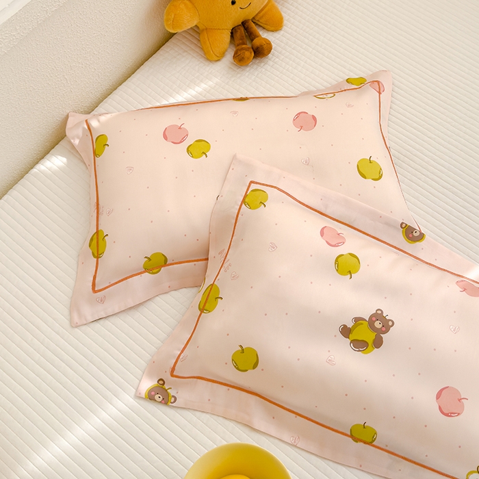 91家纺网 家纺一手货源 找家纺 良佐生活 2026新款60支天丝卡通枕套 苹果小熊