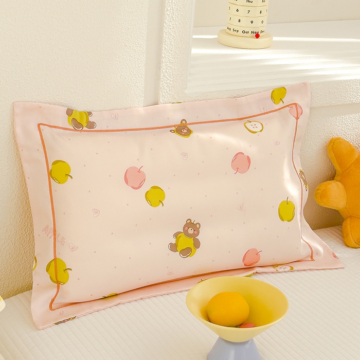 91家纺网 家纺一手货源 找家纺 良佐生活 2026新款60支天丝卡通枕套 苹果小熊