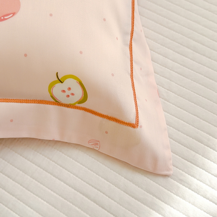 91家纺网 家纺一手货源 找家纺 良佐生活 2026新款60支天丝卡通枕套 苹果小熊