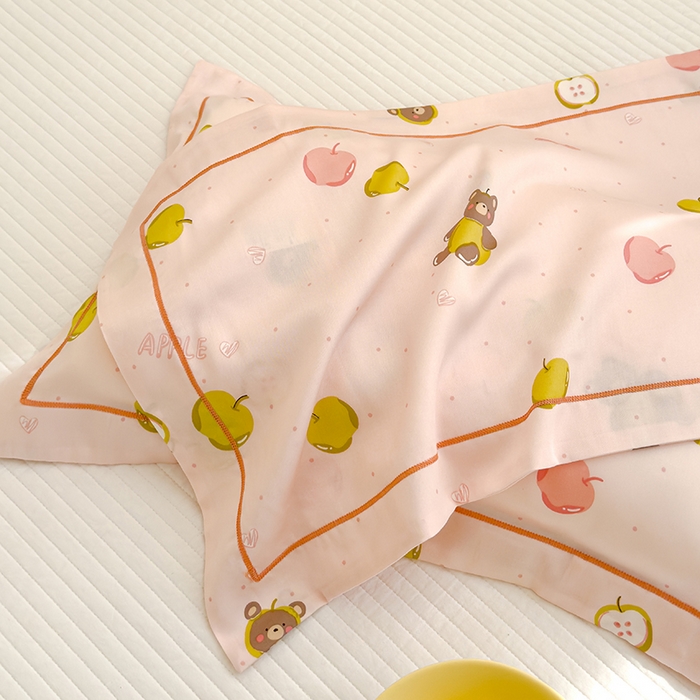 91家纺网 家纺一手货源 找家纺 良佐生活 2026新款60支天丝卡通枕套 苹果小熊