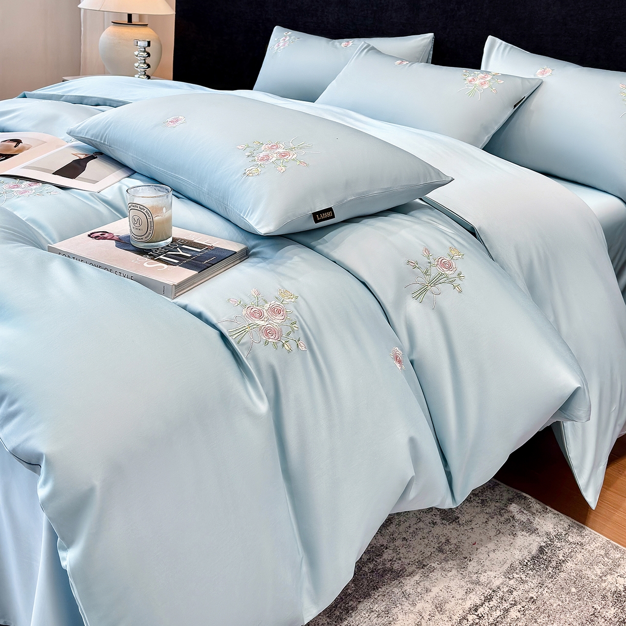 91家纺网 家纺一手货源 找家纺 莱势 2026新品100支纯棉全棉50x50s贡缎长绒棉刺绣绣花四件套高端礼盒-花影 花影-天空蓝