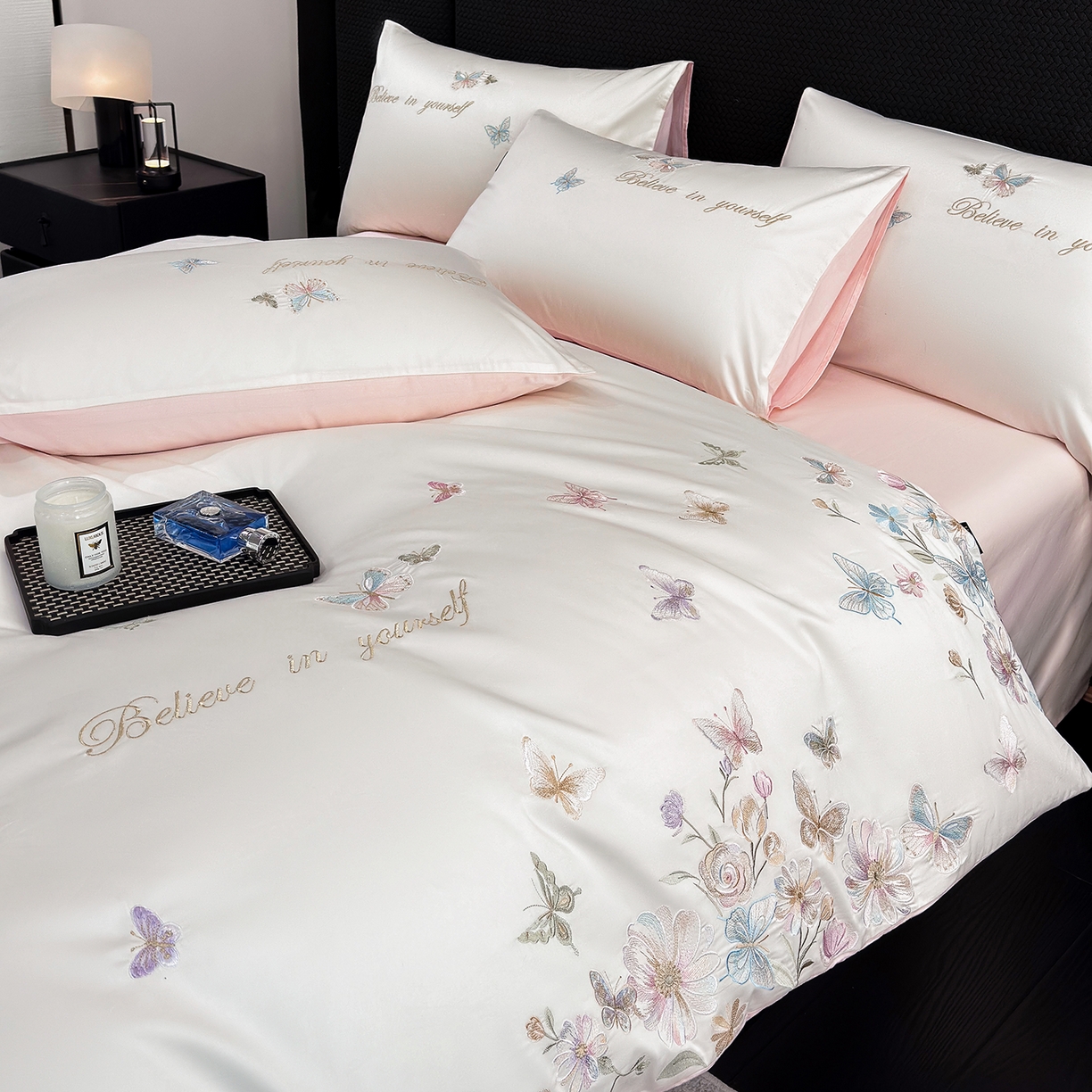 91家纺网 家纺一手货源 找家纺 （总）莱势 2026新品100支纯棉全棉50x50s贡缎长绒棉刺绣绣花四件套高端礼盒-蝴蝶泉边