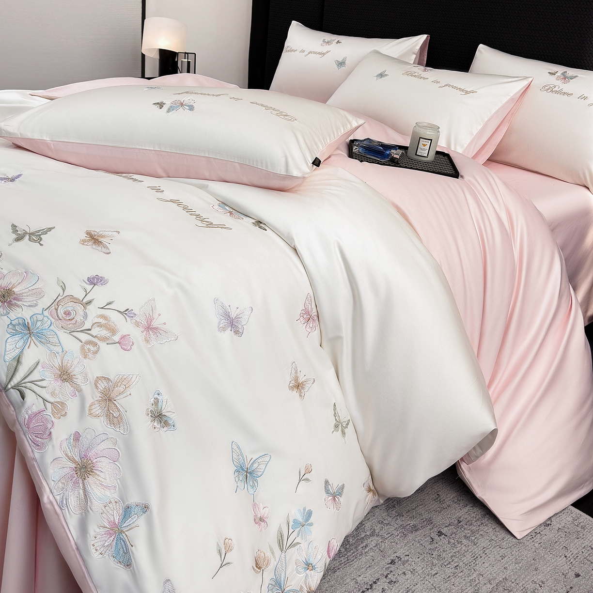 91家纺网 家纺一手货源 找家纺 （总）莱势 2026新品100支纯棉全棉50x50s贡缎长绒棉刺绣绣花四件套高端礼盒-蝴蝶泉边