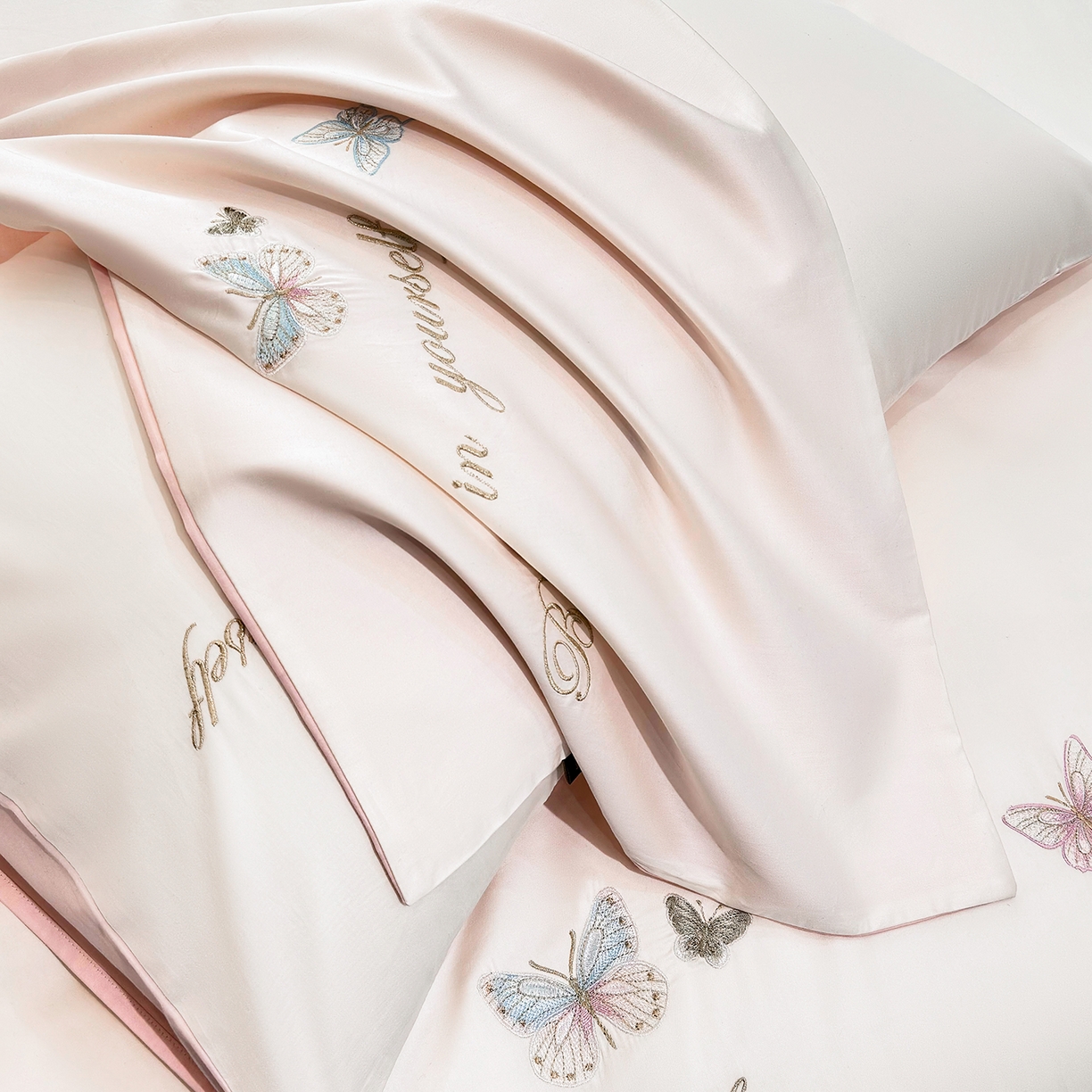 91家纺网 家纺一手货源 找家纺 莱势 2026新品100支纯棉全棉50x50s贡缎长绒棉刺绣绣花四件套高端礼盒-蝴蝶泉边 蝴蝶泉边-白拼粉