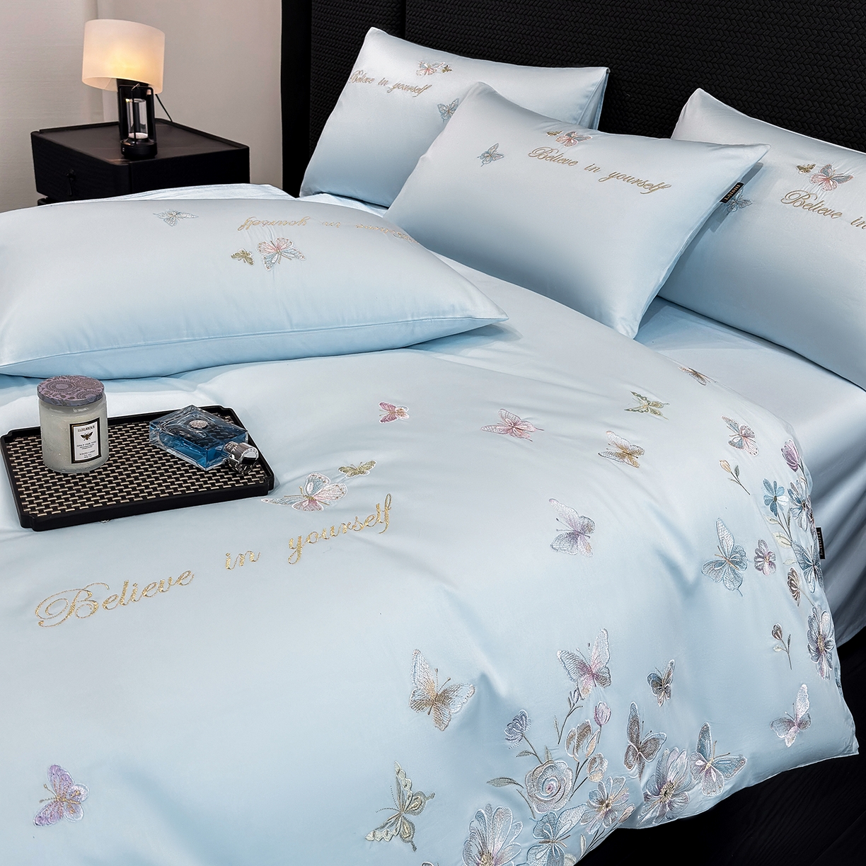 91家纺网 家纺一手货源 找家纺 莱势 2026新品100支纯棉全棉50x50s贡缎长绒棉刺绣绣花四件套高端礼盒-蝴蝶泉边 蝴蝶泉边-天空蓝