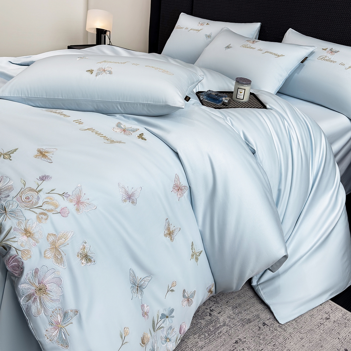 91家纺网 家纺一手货源 找家纺 莱势 2026新品100支纯棉全棉50x50s贡缎长绒棉刺绣绣花四件套高端礼盒-蝴蝶泉边 蝴蝶泉边-天空蓝