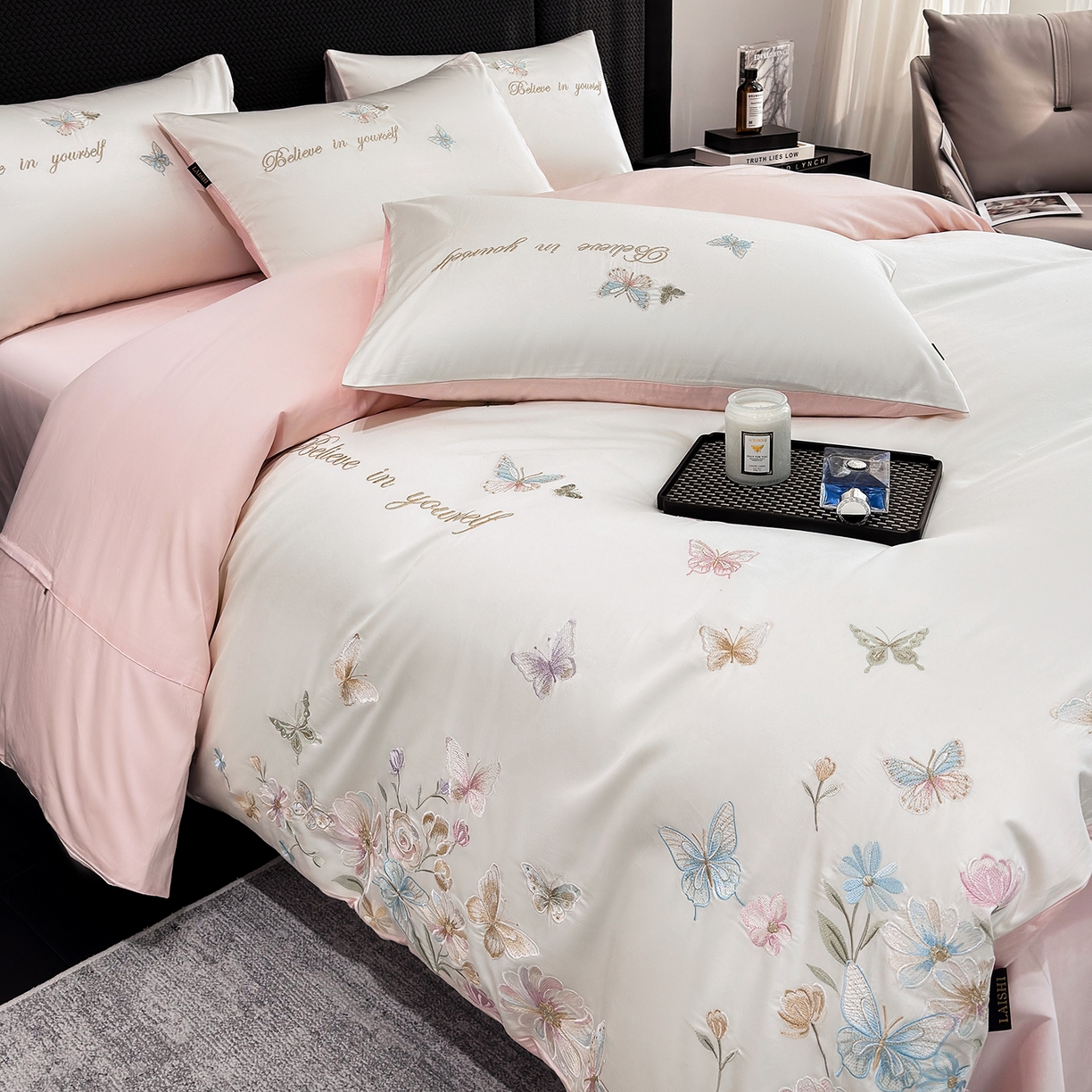 91家纺网 家纺一手货源 找家纺 莱势 2026新品100支纯棉全棉50x50s贡缎长绒棉刺绣绣花四件套高端礼盒-蝴蝶泉边 蝴蝶泉边-白拼粉