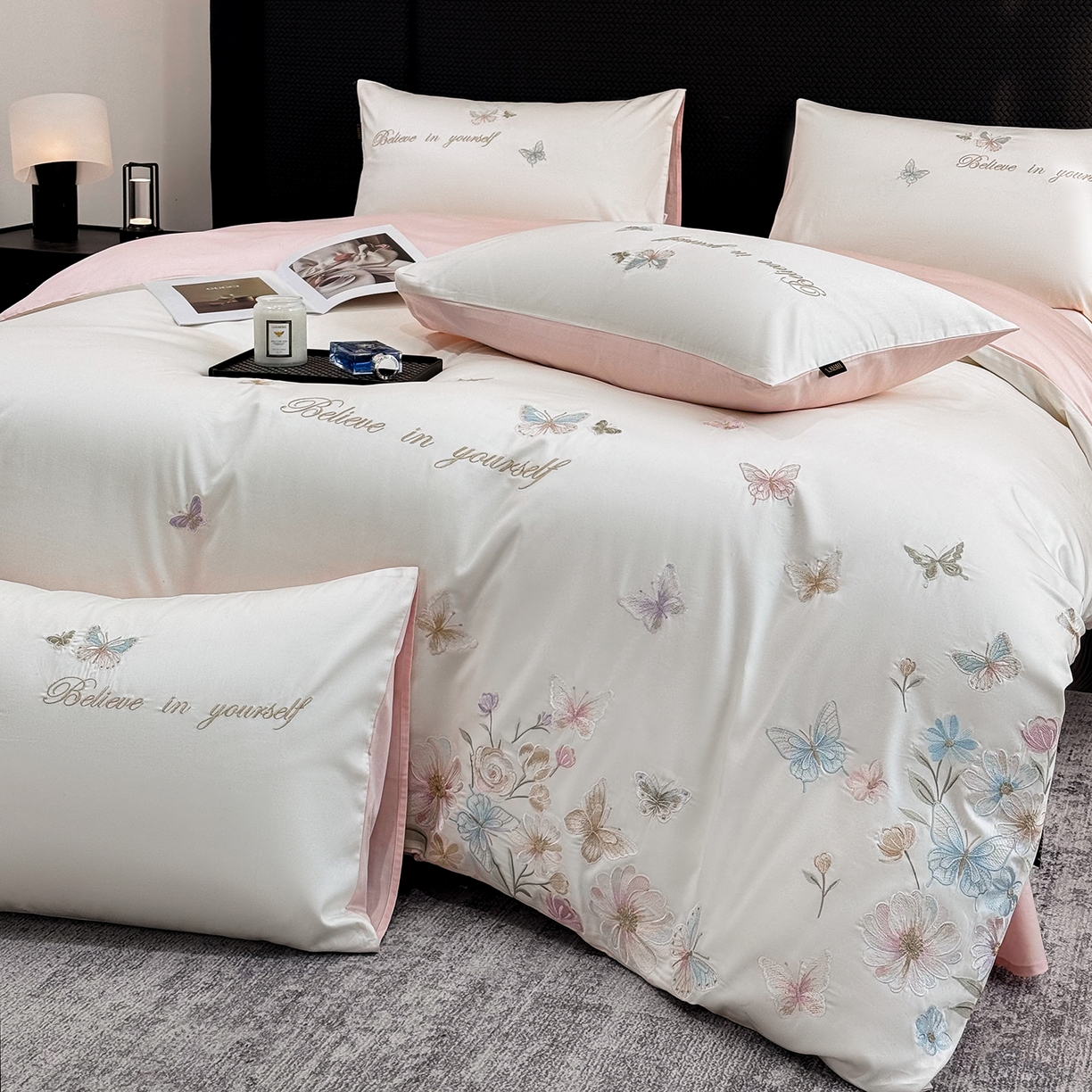 91家纺网 家纺一手货源 找家纺 莱势 2026新品100支纯棉全棉50x50s贡缎长绒棉刺绣绣花四件套高端礼盒-蝴蝶泉边 蝴蝶泉边-白拼粉