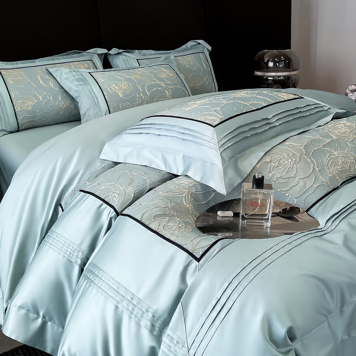 91家纺网 家纺一手货源 找家纺 置顶家纺 2026新款亲肤棉玫瑰刺绣提花卡罗拉系列四件套 卡罗拉-天空蓝