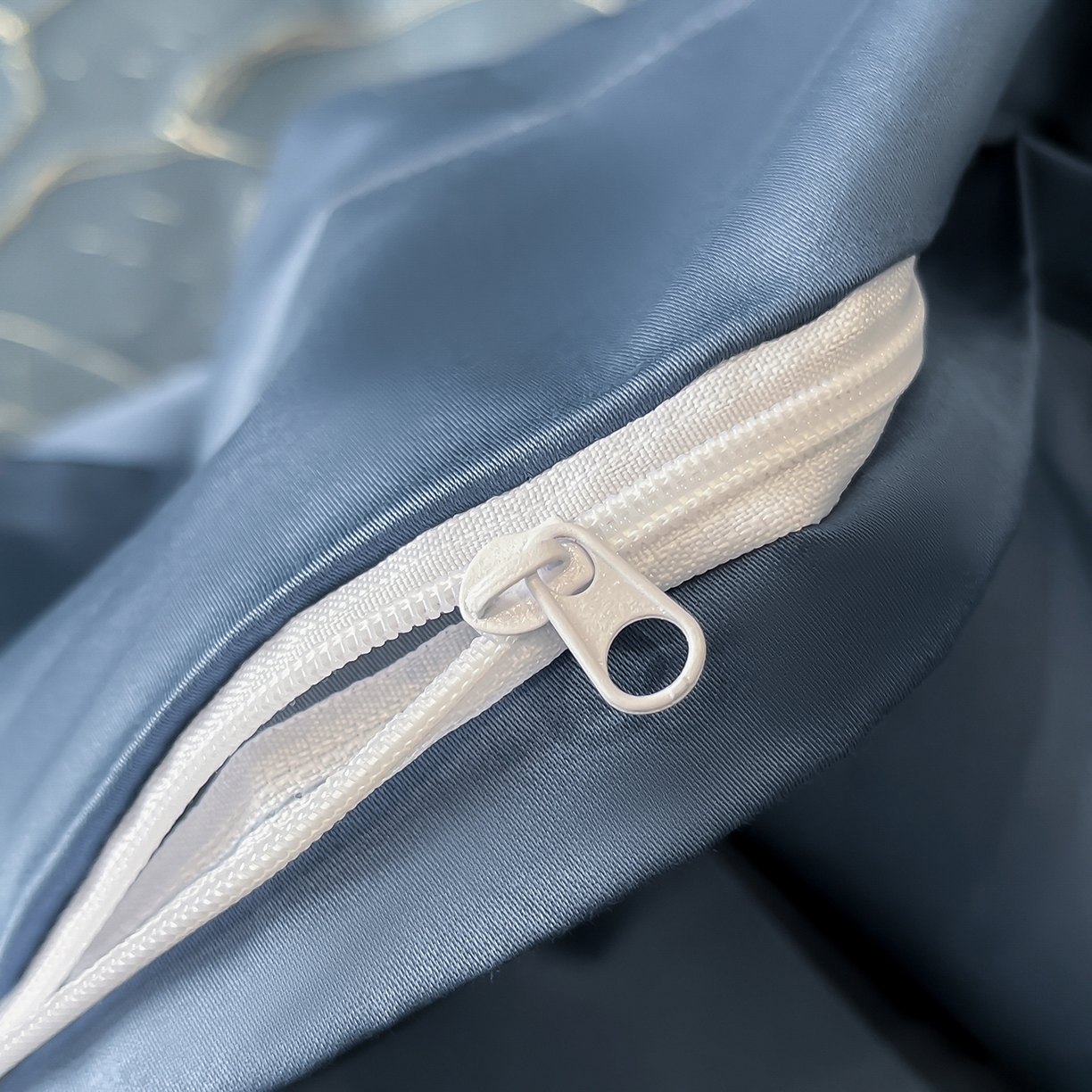 91家纺网 家纺一手货源 找家纺 置顶家纺 2026新款亲肤棉玫瑰刺绣提花卡罗拉系列四件套 卡罗拉-碧蓝