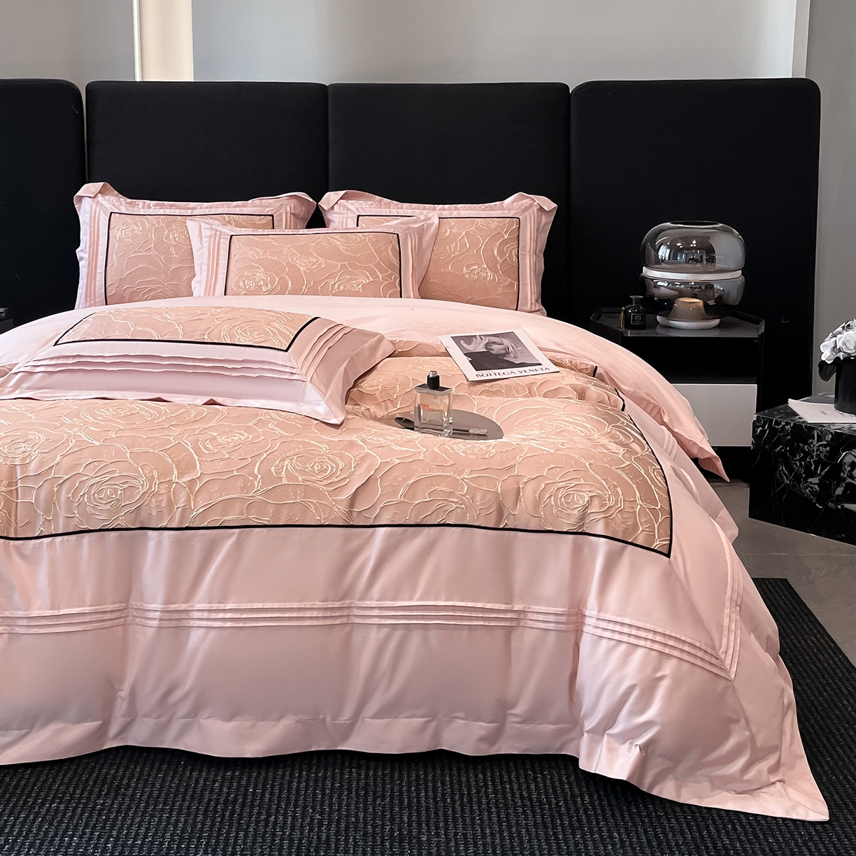 91家纺网 家纺一手货源 找家纺 置顶家纺 2026新款亲肤棉玫瑰刺绣提花卡罗拉系列四件套 卡罗拉-魅粉