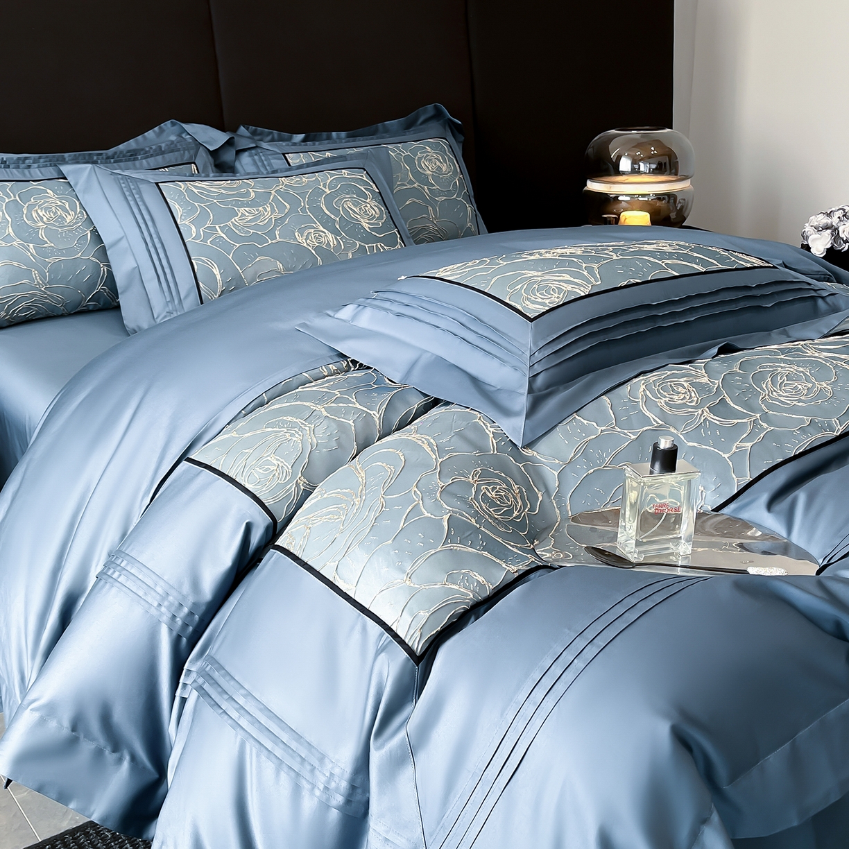 91家纺网 家纺一手货源 找家纺 置顶家纺 2026新款亲肤棉玫瑰刺绣提花卡罗拉系列四件套 卡罗拉-碧蓝