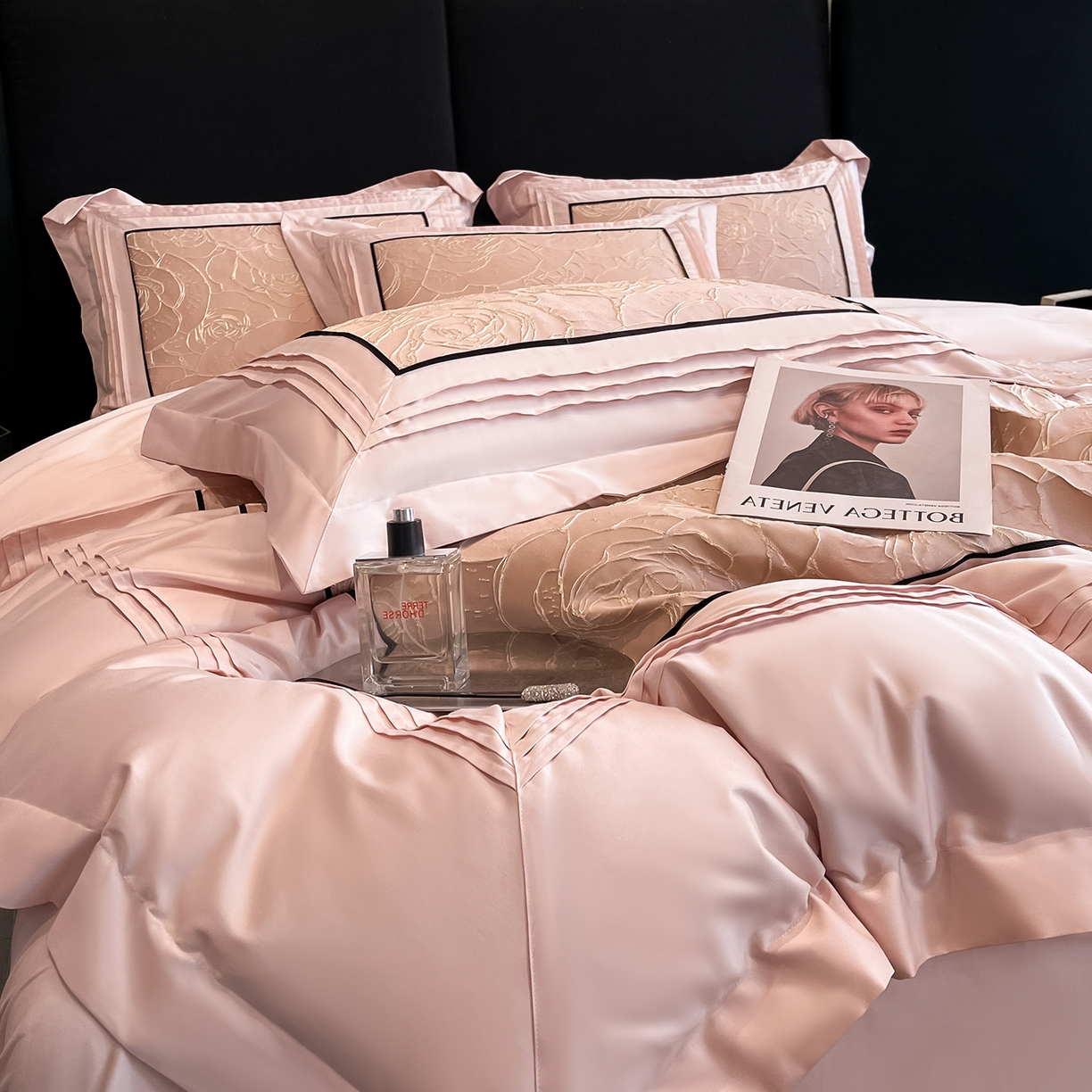 91家纺网 家纺一手货源 找家纺 置顶家纺 2026新款亲肤棉玫瑰刺绣提花卡罗拉系列四件套 卡罗拉-魅粉