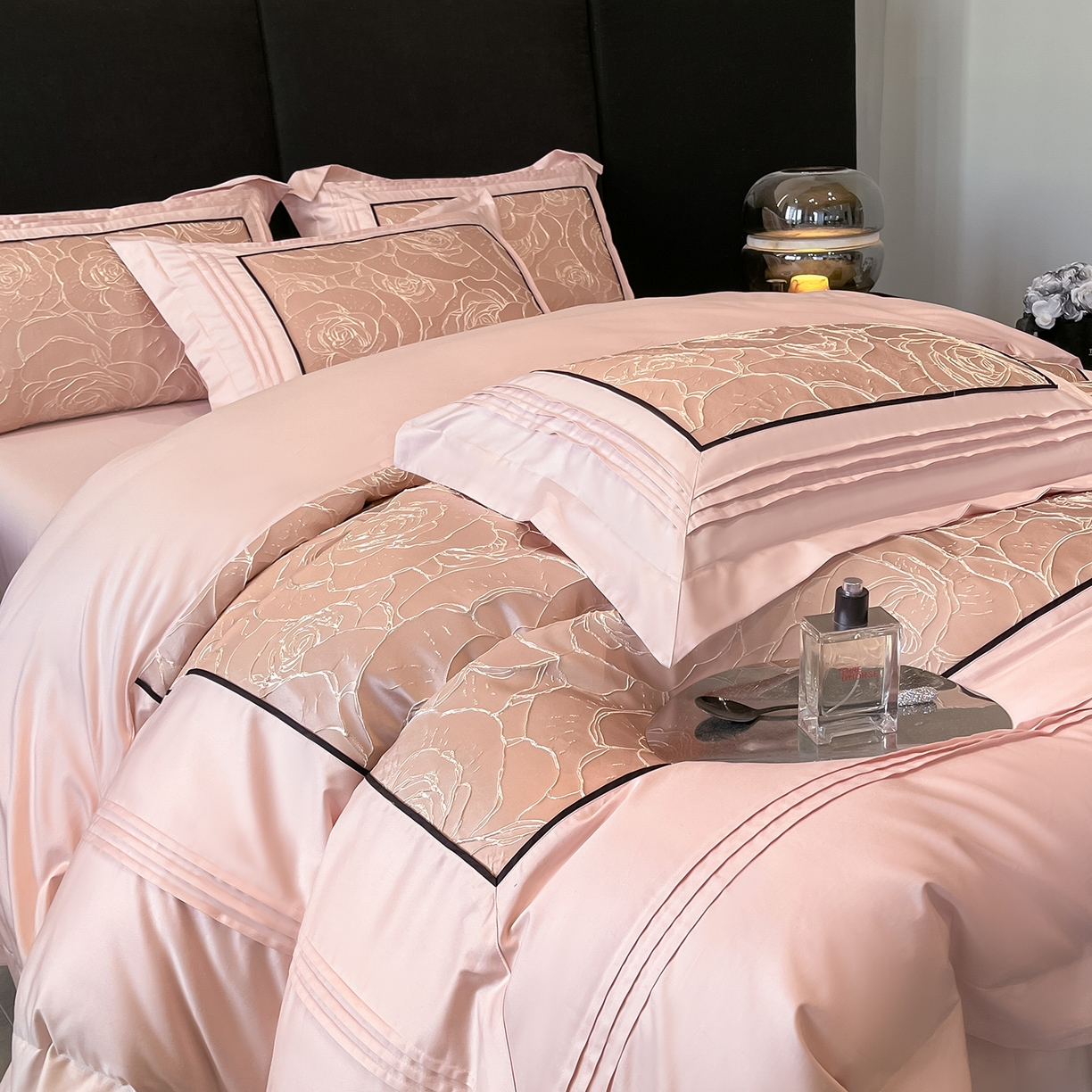 91家纺网 家纺一手货源 找家纺 置顶家纺 2026新款亲肤棉玫瑰刺绣提花卡罗拉系列四件套 卡罗拉-魅粉