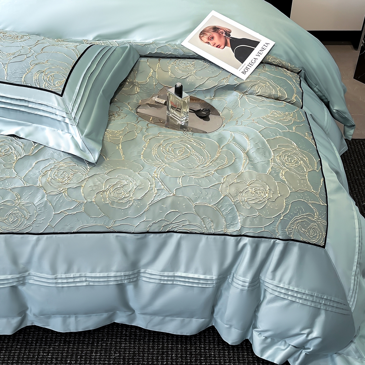 91家纺网 家纺一手货源 找家纺 置顶家纺 2026新款亲肤棉玫瑰刺绣提花卡罗拉系列四件套 卡罗拉-天空蓝