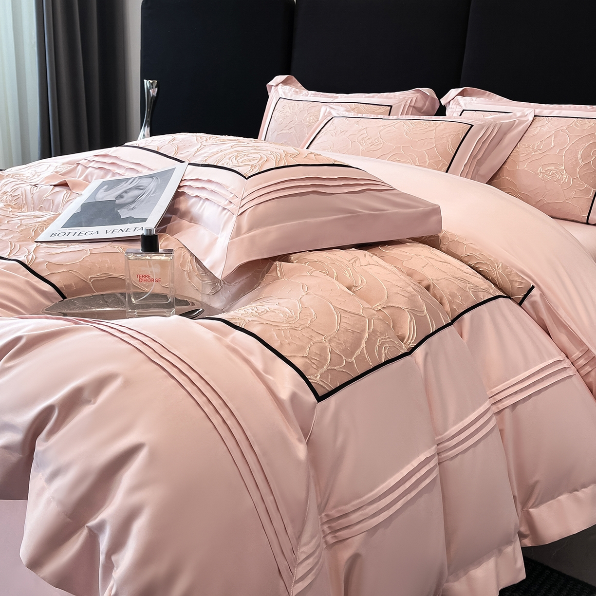 91家纺网 家纺一手货源 找家纺 置顶家纺 2026新款亲肤棉玫瑰刺绣提花卡罗拉系列四件套 卡罗拉-魅粉