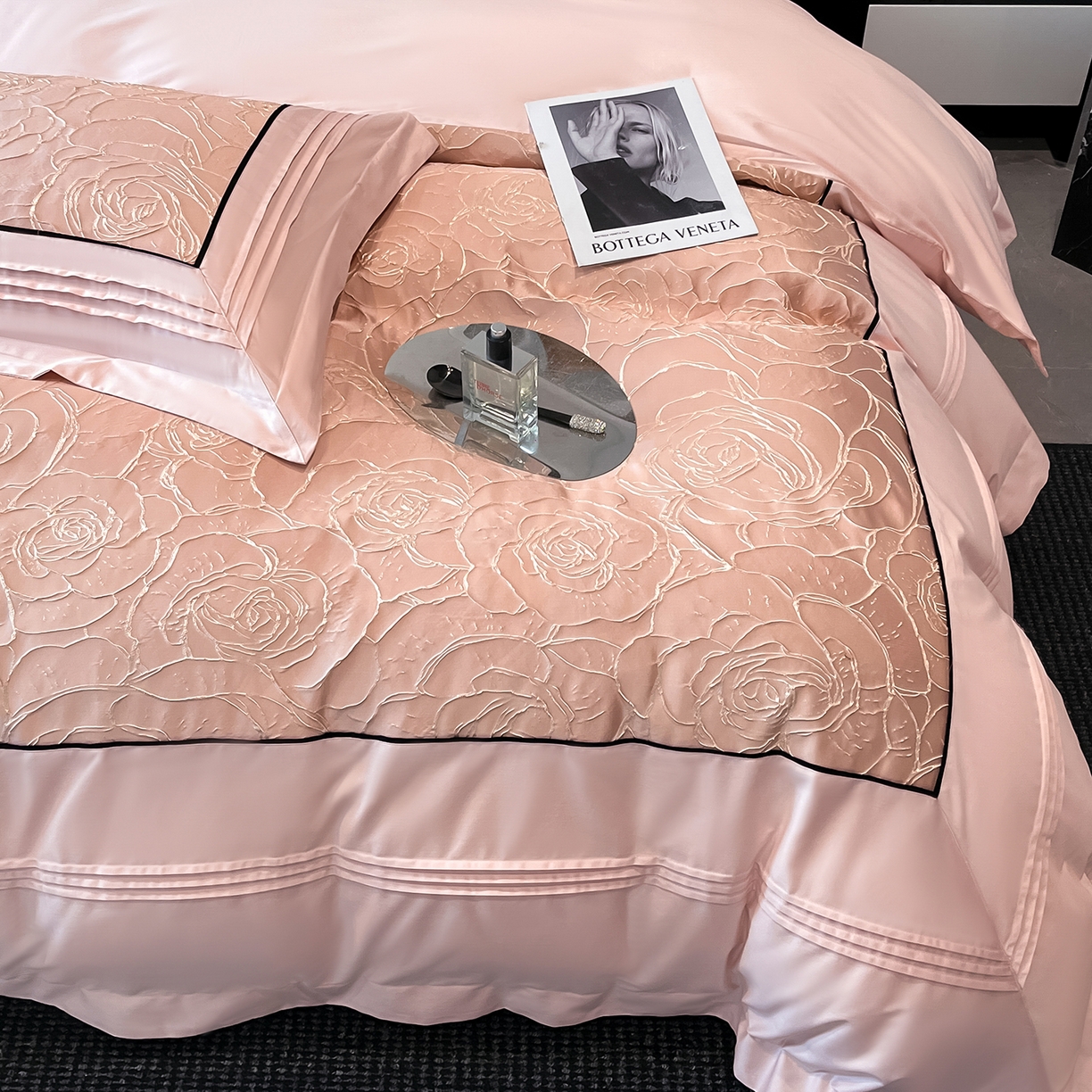 91家纺网 家纺一手货源 找家纺 置顶家纺 2026新款亲肤棉玫瑰刺绣提花卡罗拉系列四件套 卡罗拉-魅粉