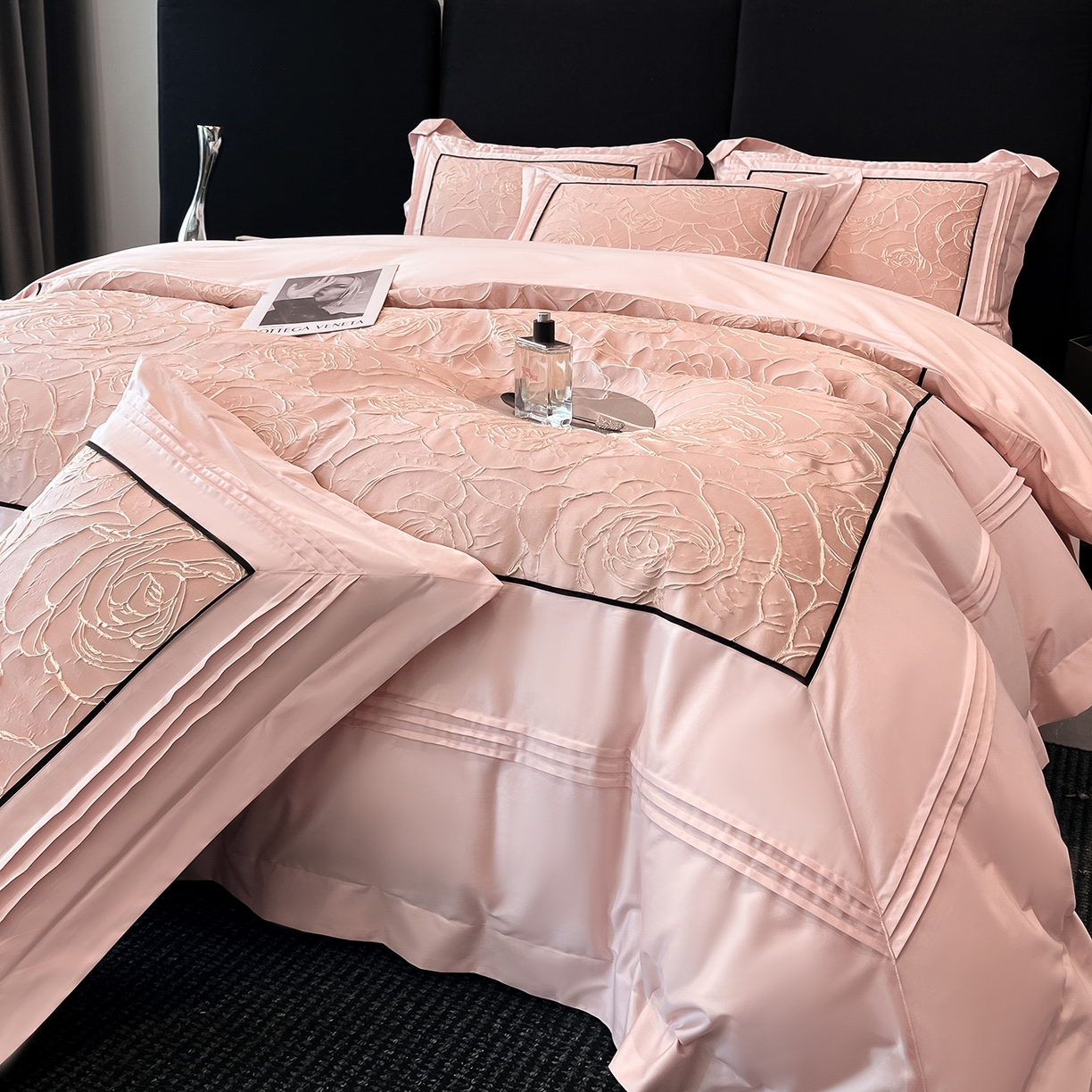 91家纺网 家纺一手货源 找家纺 置顶家纺 2026新款亲肤棉玫瑰刺绣提花卡罗拉系列四件套 卡罗拉-魅粉