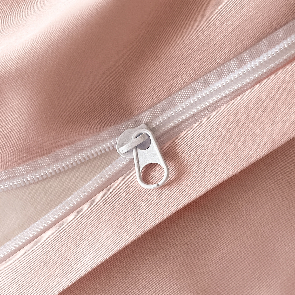 91家纺网 家纺一手货源 找家纺 置顶家纺 2026新款亲肤棉玫瑰刺绣提花卡罗拉系列四件套 卡罗拉-魅粉