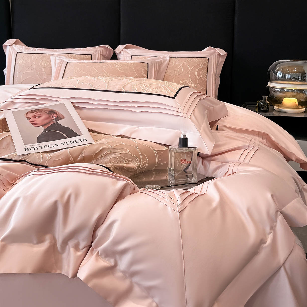 91家纺网 家纺一手货源 找家纺 置顶家纺 2026新款亲肤棉玫瑰刺绣提花卡罗拉系列四件套 卡罗拉-魅粉