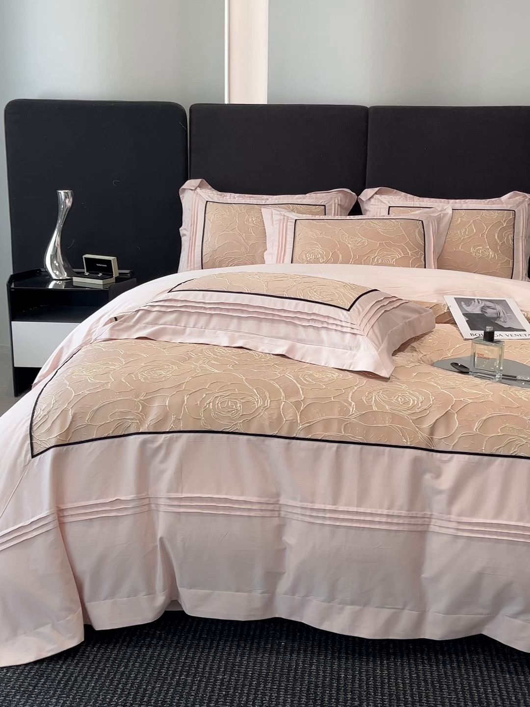 91家纺网 家纺一手货源 找家纺 置顶家纺 2026新款亲肤棉玫瑰刺绣提花卡罗拉系列四件套 卡罗拉-魅粉