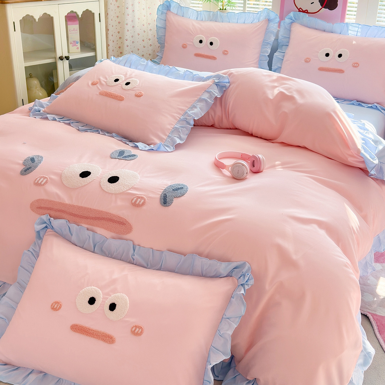 91家纺网 家纺一手货源 找家纺 易禾家纺 2026新款韩版卡通可爱风水洗棉毛巾绣四件套系列（专版花型） 大嘴鱼-粉蓝