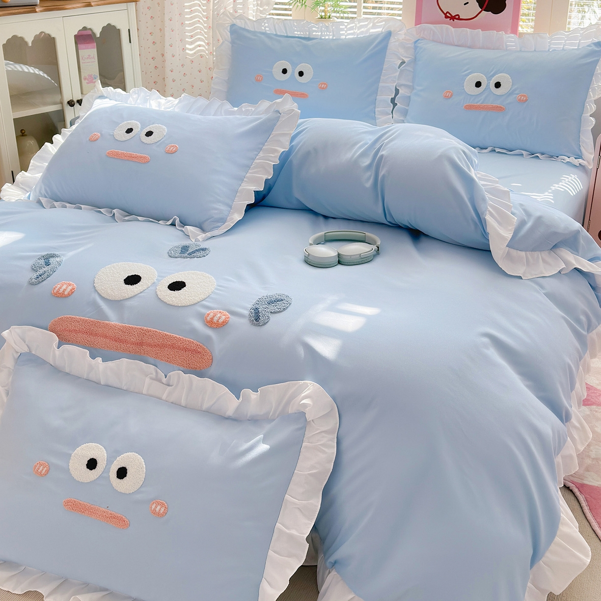 91家纺网 家纺一手货源 找家纺 易禾家纺 2026新款韩版卡通可爱风水洗棉毛巾绣四件套系列（专版花型） 大嘴鱼-浅蓝