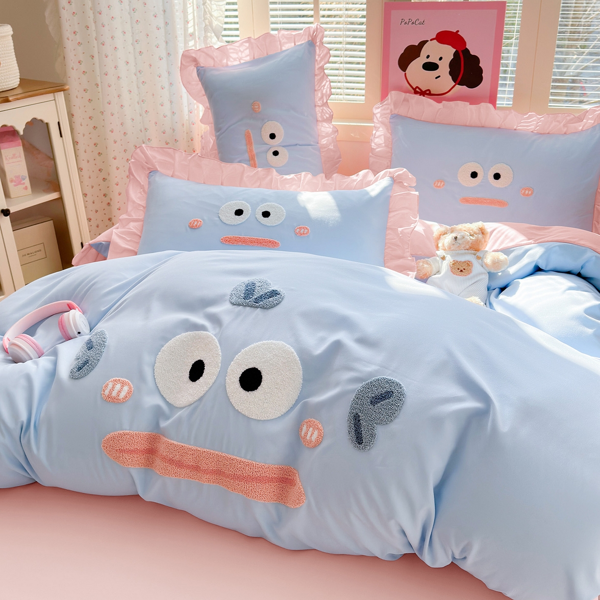 91家纺网 家纺一手货源 找家纺 易禾家纺 2026新款韩版卡通可爱风水洗棉毛巾绣四件套系列（专版花型） 大嘴鱼-蓝粉