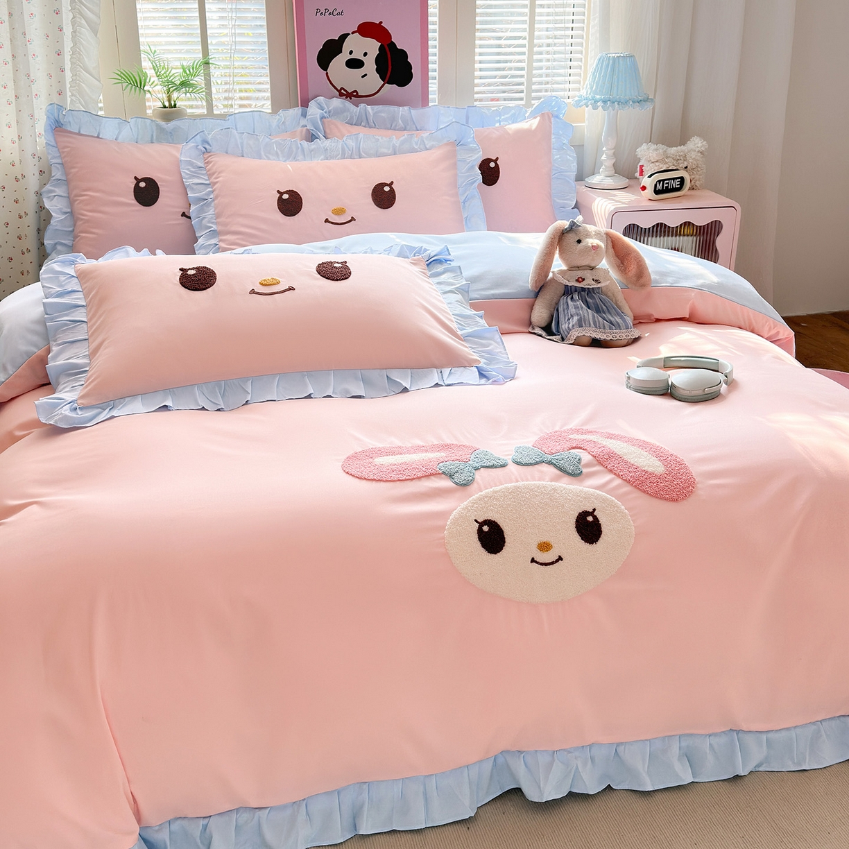 91家纺网 家纺一手货源 找家纺 易禾家纺 2026新款韩版卡通可爱风水洗棉毛巾绣四件套系列（专版花型） 小奶狗-粉蓝