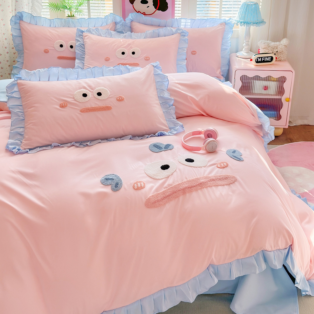 91家纺网 家纺一手货源 找家纺 易禾家纺 2026新款韩版卡通可爱风水洗棉毛巾绣四件套系列（专版花型） 大嘴鱼-粉蓝