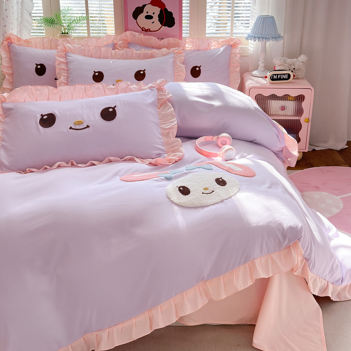 91家纺网 家纺一手货源 找家纺 易禾家纺 2026新款韩版卡通可爱风水洗棉毛巾绣四件套系列（专版花型） 小奶狗-紫粉