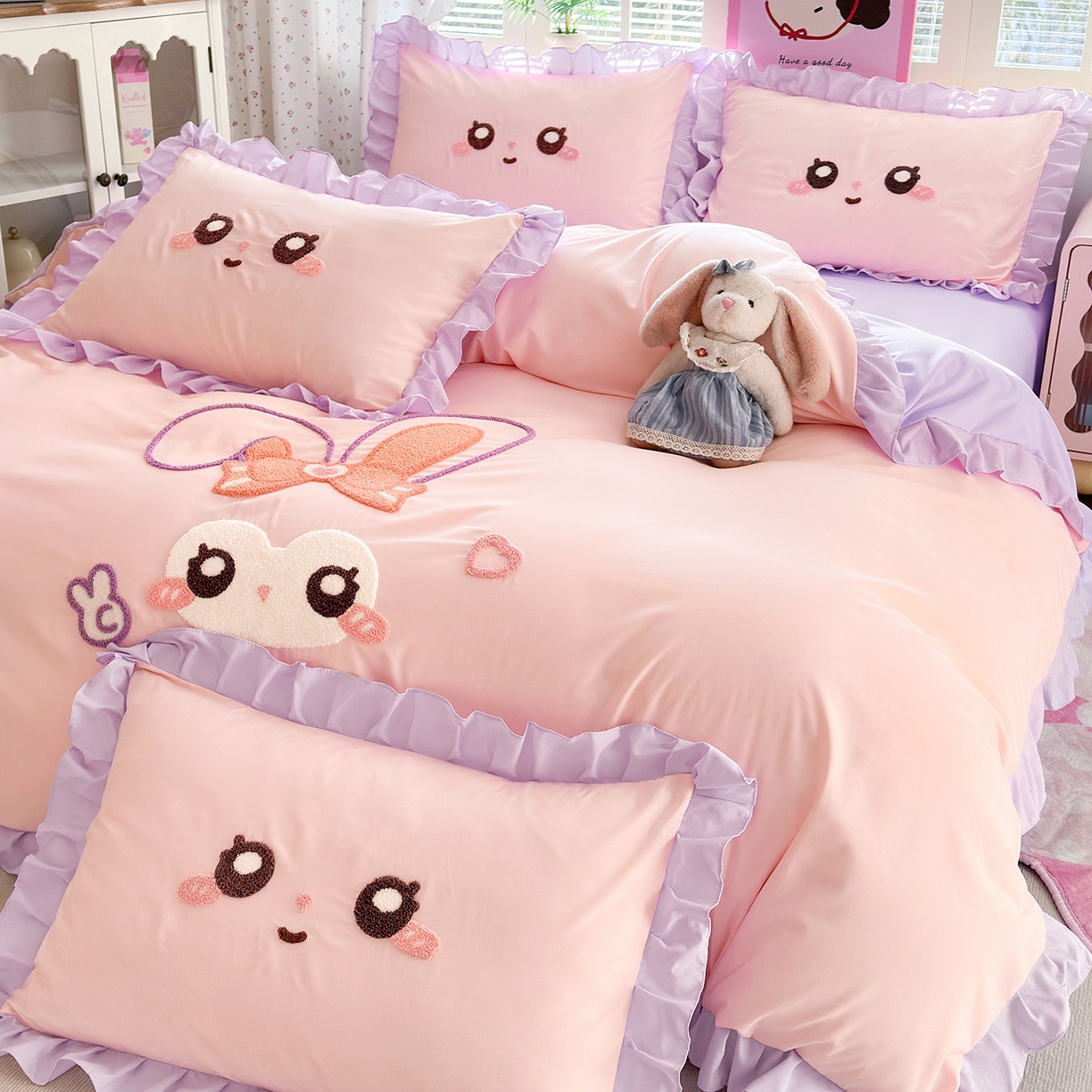 91家纺网 家纺一手货源 找家纺 易禾家纺 2026新款韩版卡通可爱风水洗棉毛巾绣四件套系列（专版花型） 大耳兔-粉紫