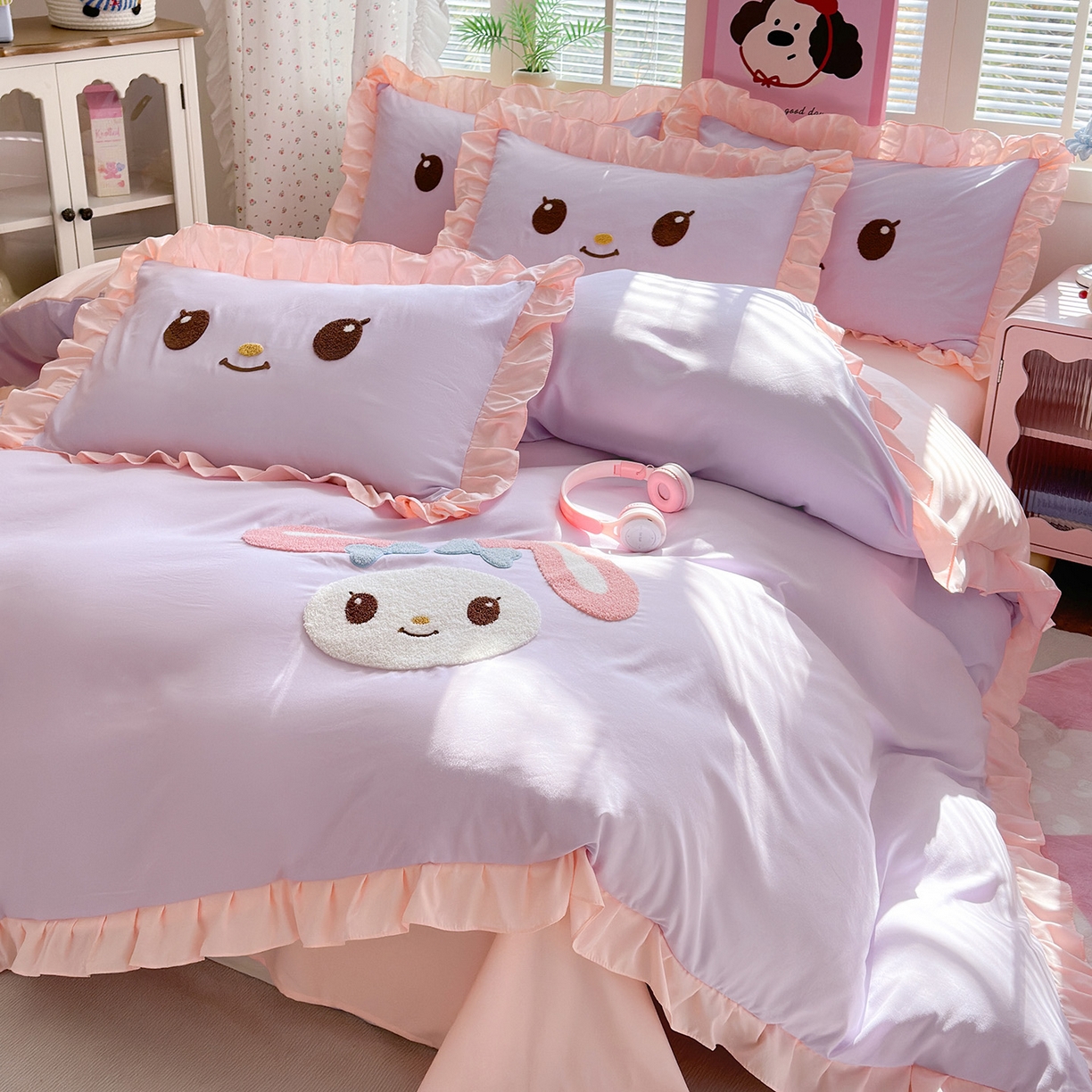 91家纺网 家纺一手货源 找家纺 易禾家纺 2026新款韩版卡通可爱风水洗棉毛巾绣四件套系列（专版花型） 小奶狗-紫粉