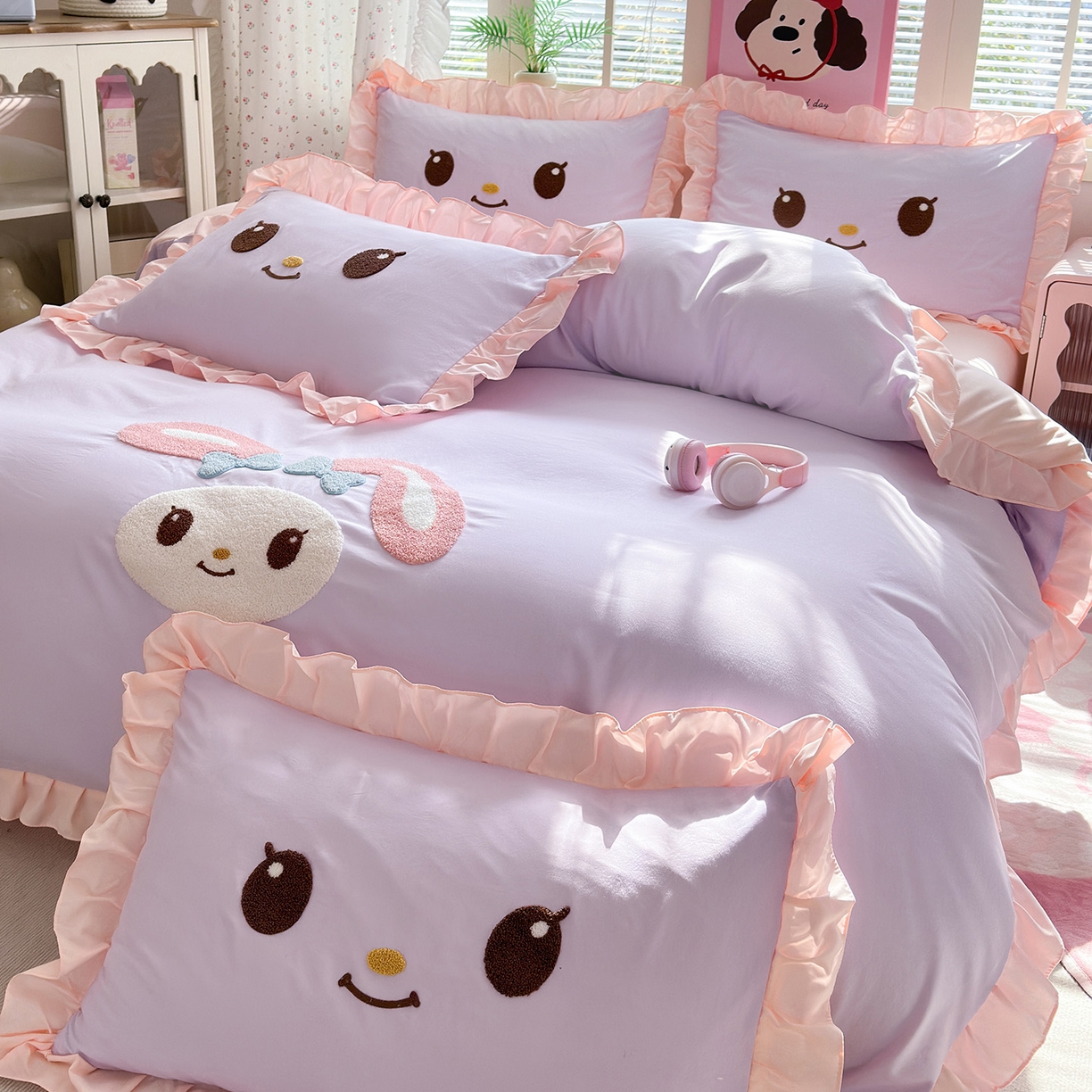 91家纺网 家纺一手货源 找家纺 易禾家纺 2026新款韩版卡通可爱风水洗棉毛巾绣四件套系列（专版花型） 小奶狗-紫粉