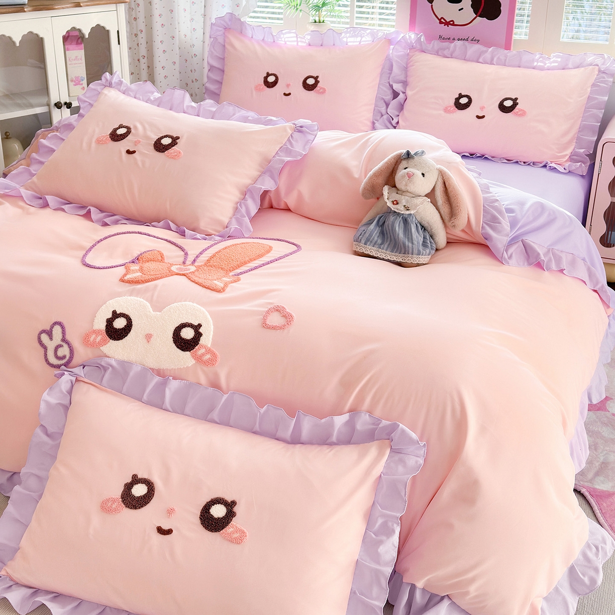 91家纺网 家纺一手货源 找家纺 易禾家纺 2026新款韩版卡通可爱风水洗棉毛巾绣四件套系列（专版花型） 大耳兔-粉紫
