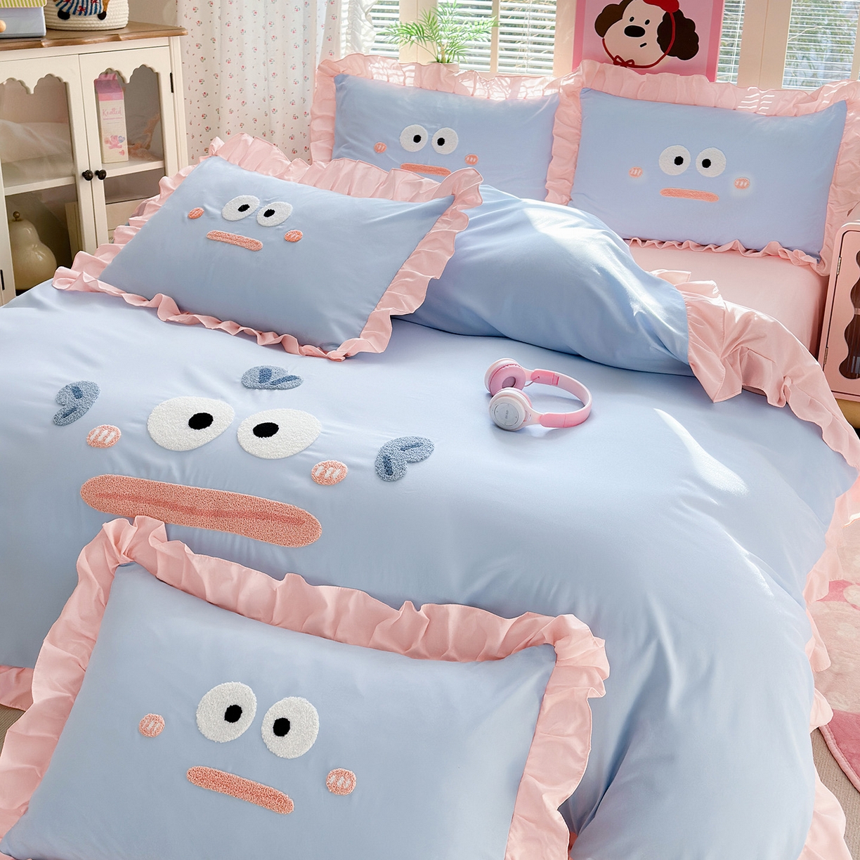 91家纺网 家纺一手货源 找家纺 易禾家纺 2026新款韩版卡通可爱风水洗棉毛巾绣四件套系列（专版花型） 大嘴鱼-蓝粉