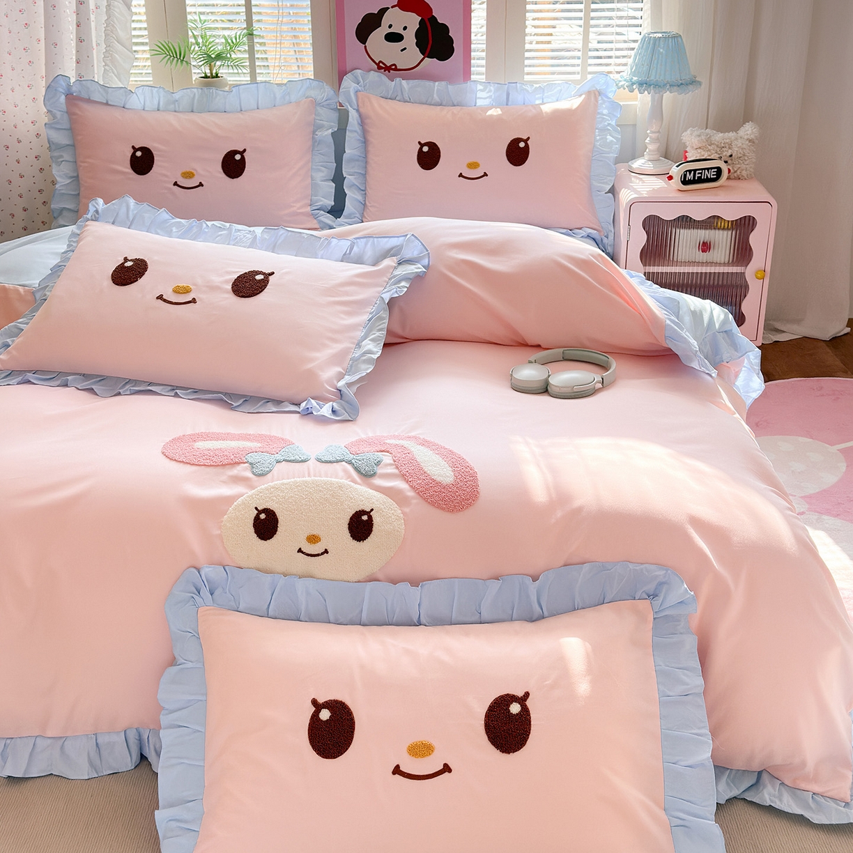 91家纺网 家纺一手货源 找家纺 易禾家纺 2026新款韩版卡通可爱风水洗棉毛巾绣四件套系列（专版花型） 小奶狗-粉蓝