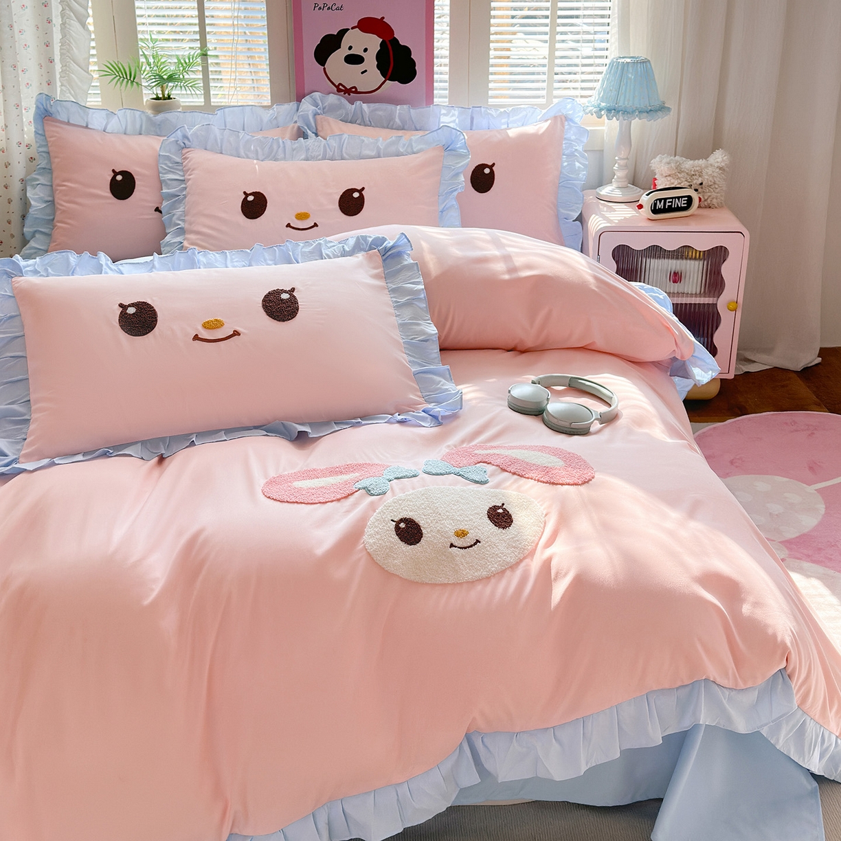 91家纺网 家纺一手货源 找家纺 易禾家纺 2026新款韩版卡通可爱风水洗棉毛巾绣四件套系列（专版花型） 小奶狗-粉蓝