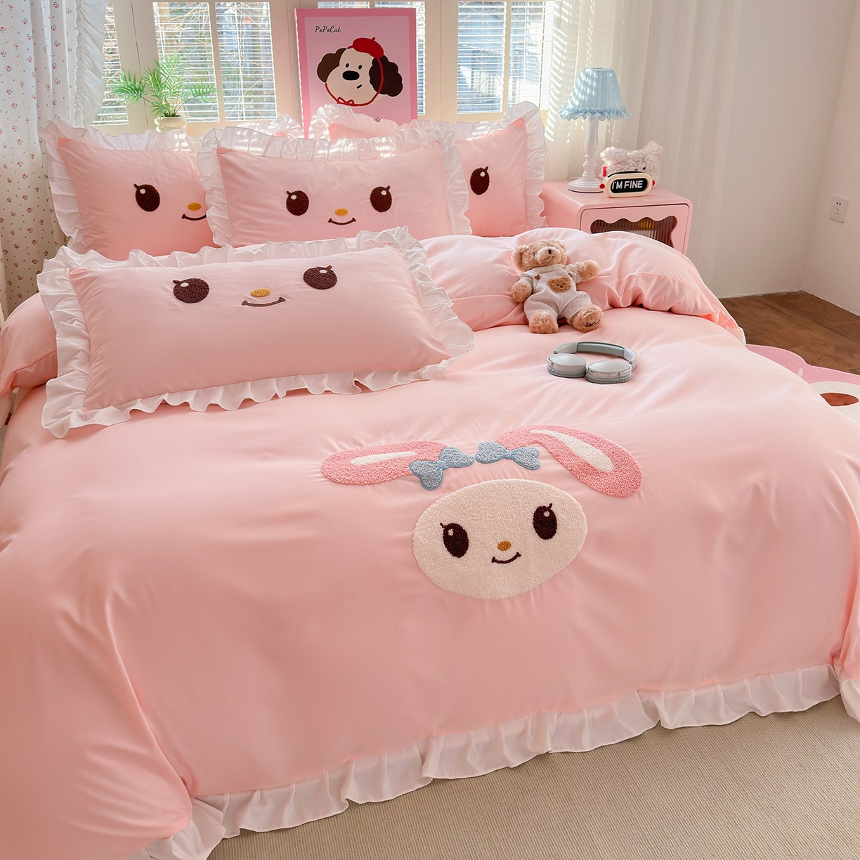 91家纺网 家纺一手货源 找家纺 易禾家纺 2026新款韩版卡通可爱风水洗棉毛巾绣四件套系列（专版花型） 小奶狗-浅粉